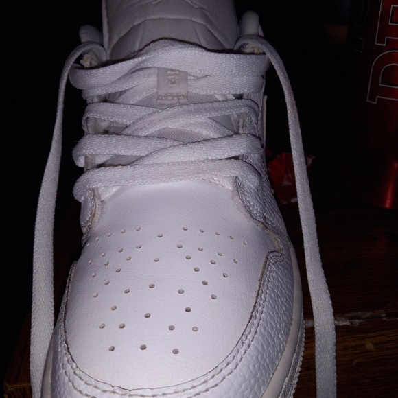 Low top wht leather jordan 1's 6 1/2 - Picture 1 of 3